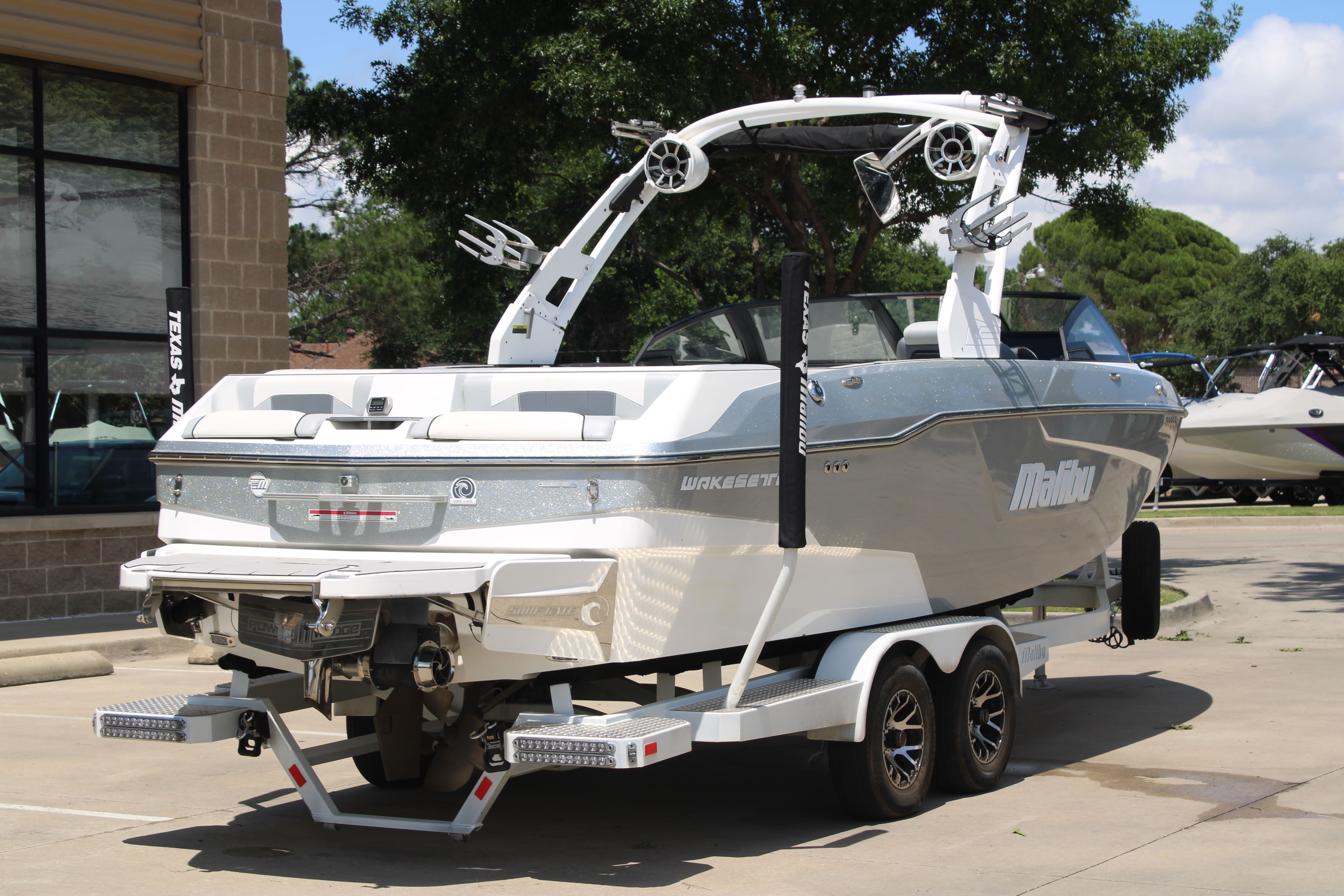 2020 Malibu 25 LSV Icon